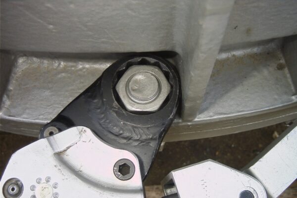 75 KW Bild 2 Zu sehen ist die Anwendung eines hydraulischen Drehmomentschraubers.