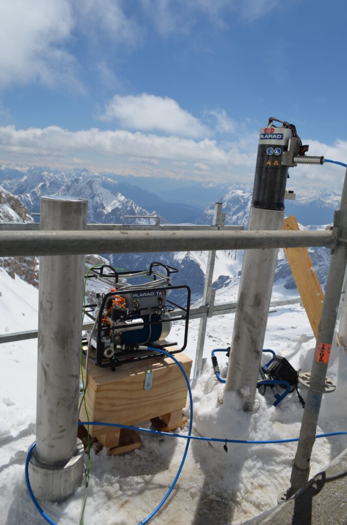 The equipment on the snow-covered mountain, paired with sturdy metal railings against a clear blue sky, ensures safety and efficiency. Plarad's on-site customer service provides expert assistance for your bolting challenges and is ready to assist with any challenges that arise in the breathtaking setting.