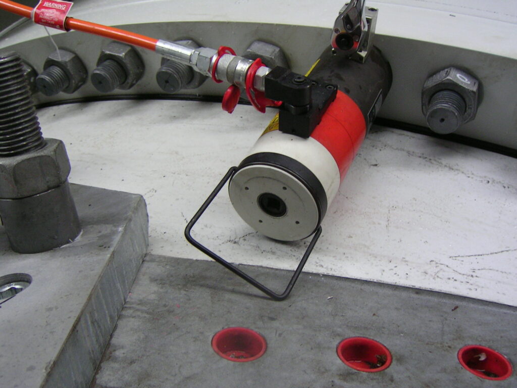 A hydraulic tensioner is deployed to fasten the bolt on wind turbine.