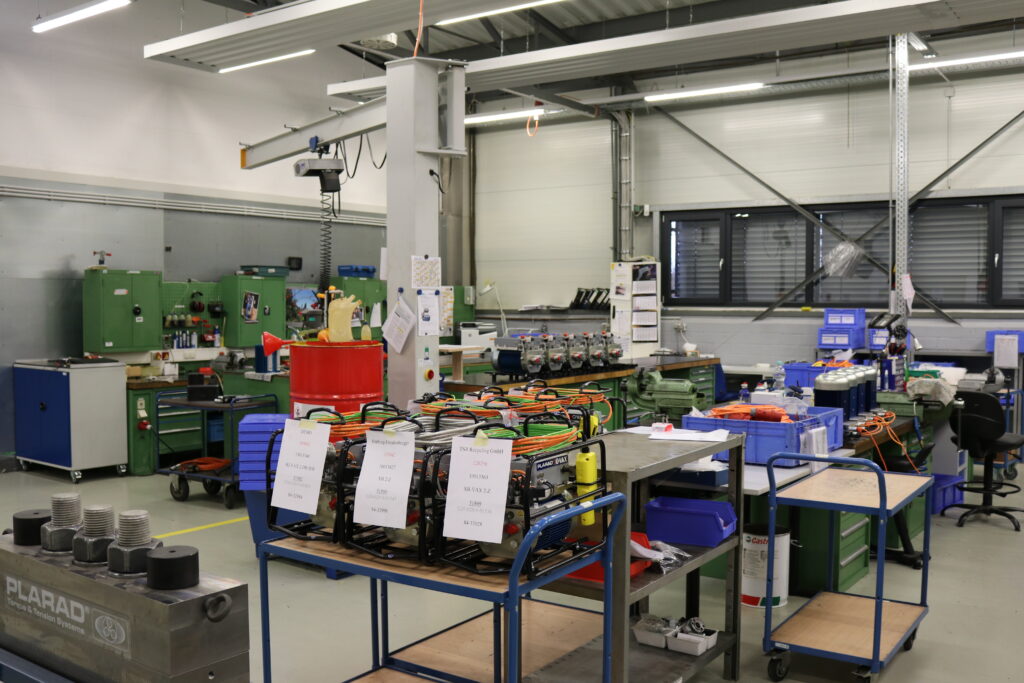 IMG_9688 Zu sehen ist eine Werkstatt.
