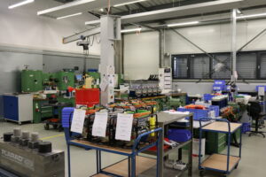 Werkstatt von PLARAD mit vorbereiteten Mietgeräten