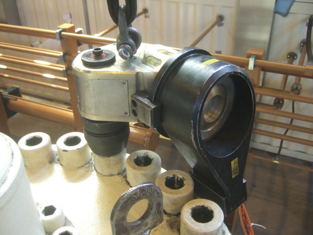 Demo Bilder Fürstenberg (2) The Plarad hydraulic square drive wrench is an industrial machine component with a sleek cylindrical design in metal and black, expertly mounted on a sturdy internal structure.