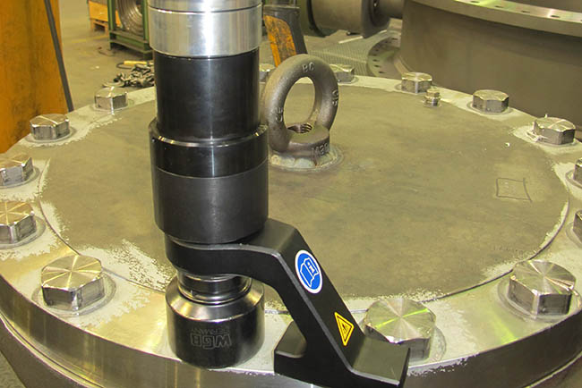 IMG_3253 With the DE 1 electric nutrunner from Plarad, you can efficiently and precisely tighten bolts on a large metal flange with a mounted eye bolt.