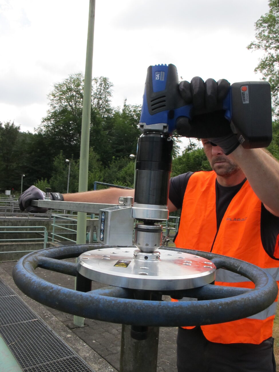 The video shows the DA2motion nutrunner from Plarad in use.