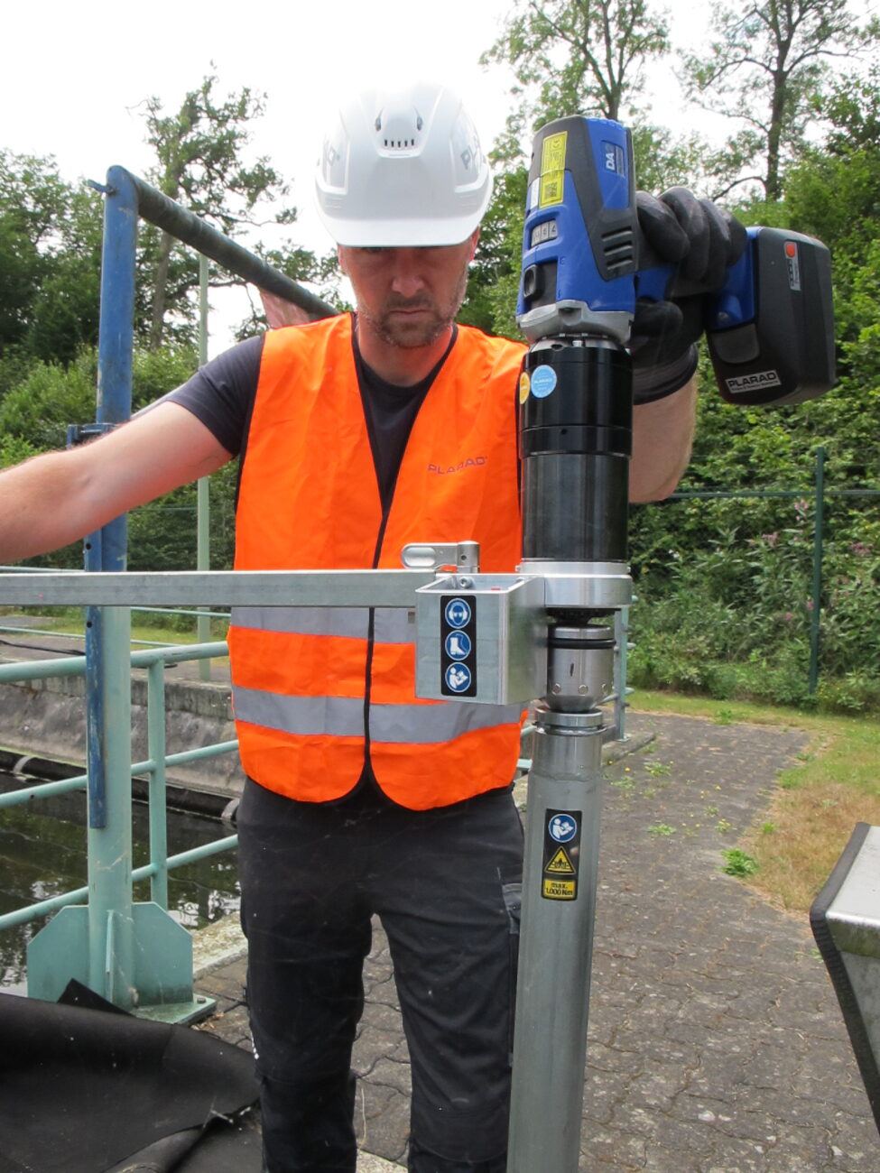 The video shows the DA2motion nutrunner from Plarad in use.