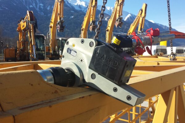 20140225_095854 The FSX hydraulic flange wrench from Plarad on a yellow beam, with cranes and mountains in the background.
