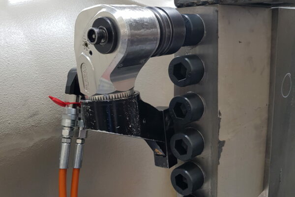 A hydraulic square drive wrench from Plarad is used to tighten large bolts on industrial machinery, ensuring precision and efficiency with every task.