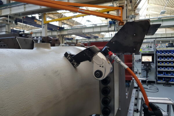 20190416_111525 (1) In an industrial environment, the hydraulic square drive wrench from Plarad works seamlessly with machines, equipped with an attached sensor and cable, fitting into the busy factory routine.