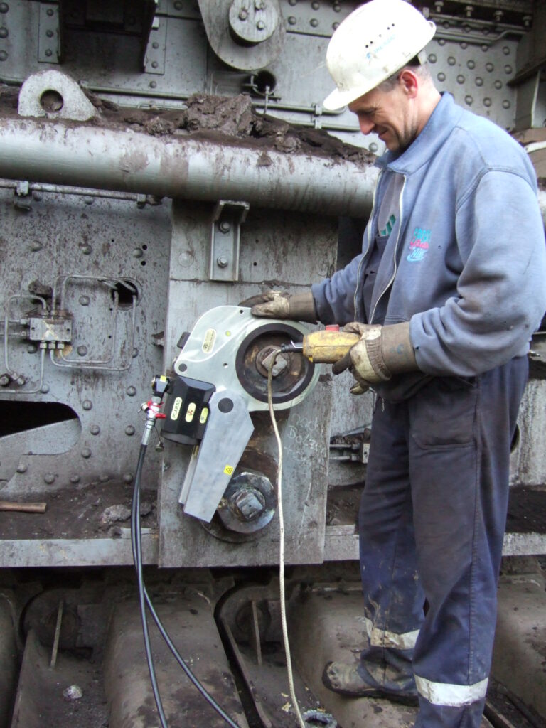 Demo Bilder Fürstenberg (30) Arbeiter mit hydraulischen Werkzeug bei Wartungsarbeiten