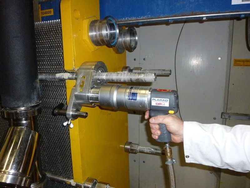 P1000892 Elektrisches Plarad Werkzeug beim Lösen oder Festziehen einer große Schraube