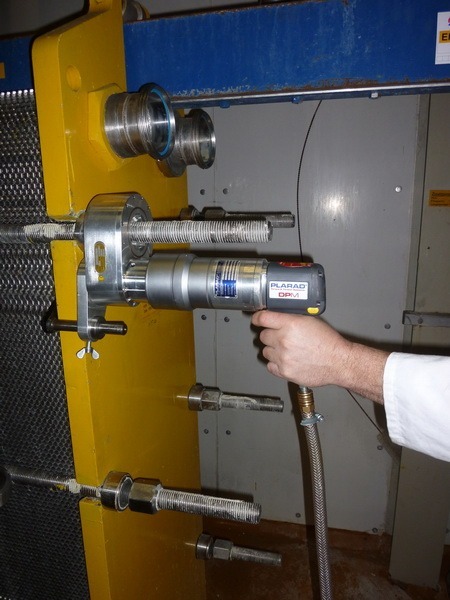 P1000894 Elektrisches Plarad Werkzeug beim Lösen oder Festziehen einer große Schraube