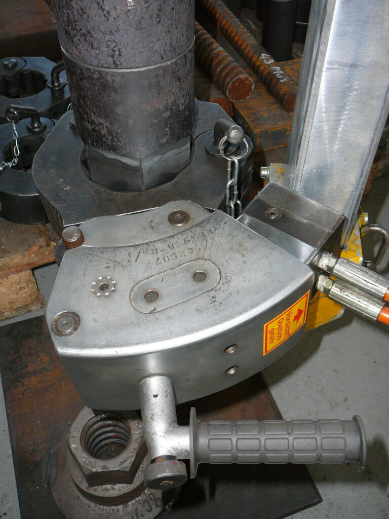 Hydraulisches Werkzeug für das Lösen oder Festziehen einer industriellen Schraubverbindung