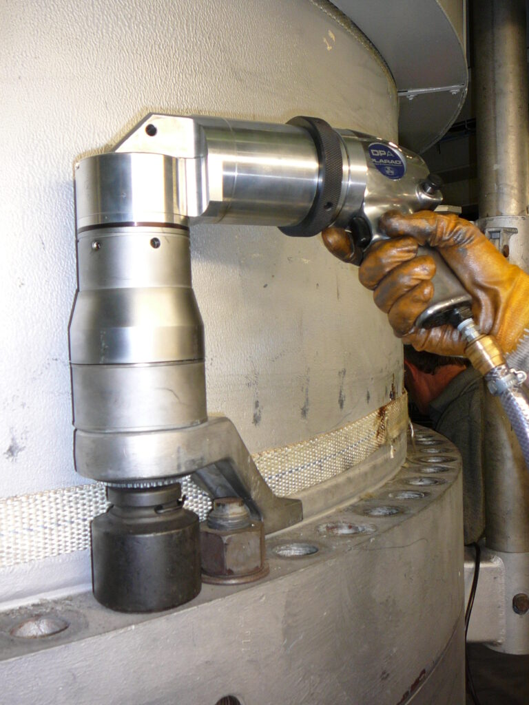 P1040590 Hydraulisches Werkzeug von PLARAD beim Lösen oder Festziehen einer große Schraube