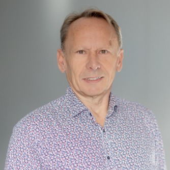 Ingo Arnold, Technischer Vertrieb und zuständig für die Region Sachsen in Deutschland, trägt ein Shirt und steht für Rückfragen gerne zur Verfügung.