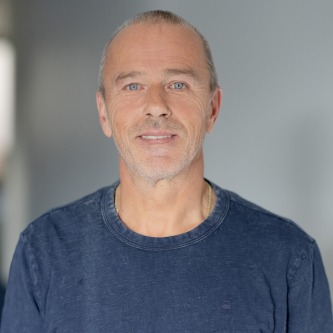 Jürgen Gallinger, Technischer Vertrieb und zuständig für die Region Baden-Württemberg in Deutschland, trägt ein blaues T-Shirt und steht für Fragen zur Verfügung.