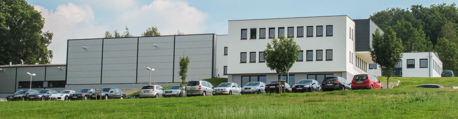 Zu sehen ist das Produktions- und Servicegebäude von Plarad.