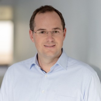 Tobias Rittig, Technischer Vertrieb und zuständig für die Regionen Rheinland-Pfalz und Saarland in Deutschland, trägt ein hellblaues Shirt und steht für Fragen zur Verfügung.