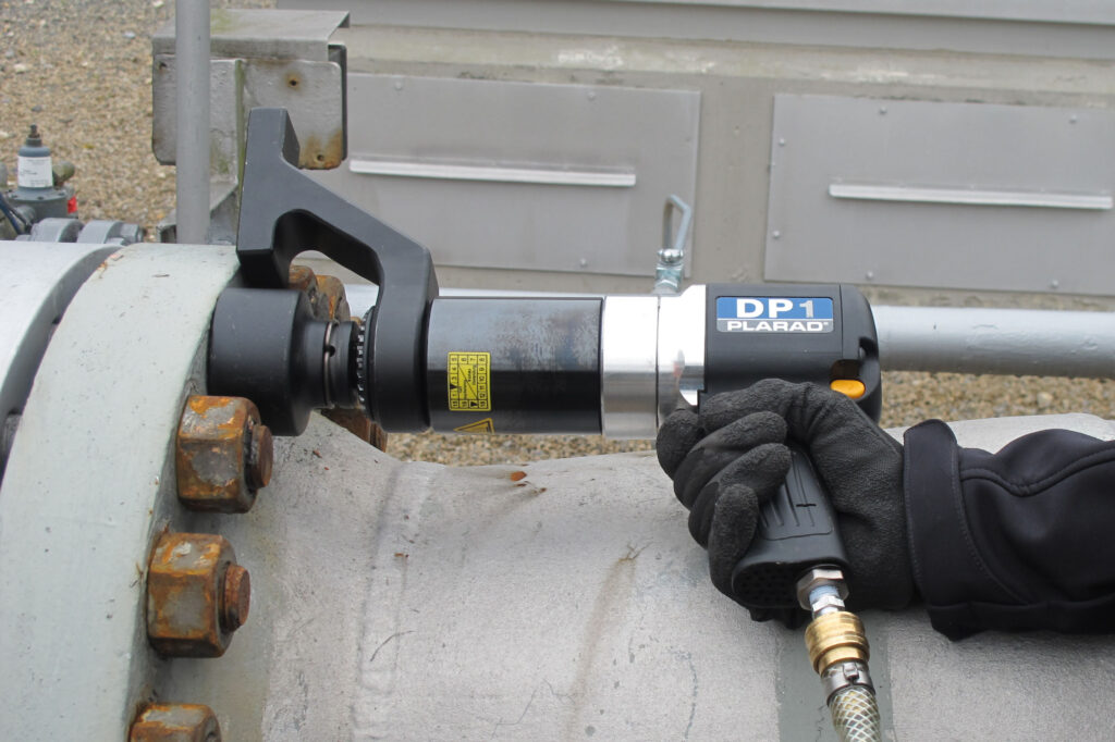 Aplication_1200x800_DP1_01 Arbeiter mit einen Plarad DP1 Hydraulikschrauber