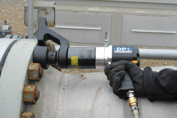 Aplication_1200x800_DP1_01 Arbeiter mit einen Plarad DP1 Hydraulikschrauber