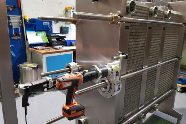 Plarad Werkzeuge bei der Wartung eines industriellen Wärmetauschers in einer Werkstatt.
