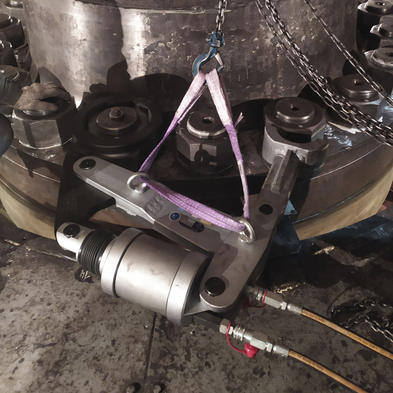 Hydraulischer Schrauber von Plarad bei der Montage
