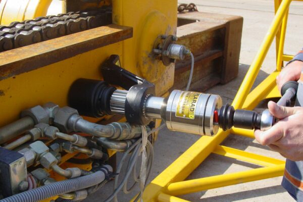 Plarad Power Wrench zur Verschraubung an einem großen gelben Industriemaschinentei