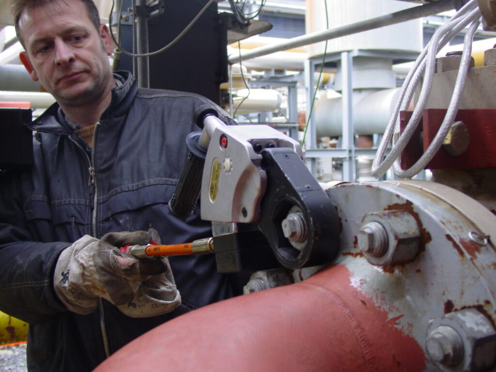 DSC01808 Arbeiter mit Plarad Hydraulikwerkzeug