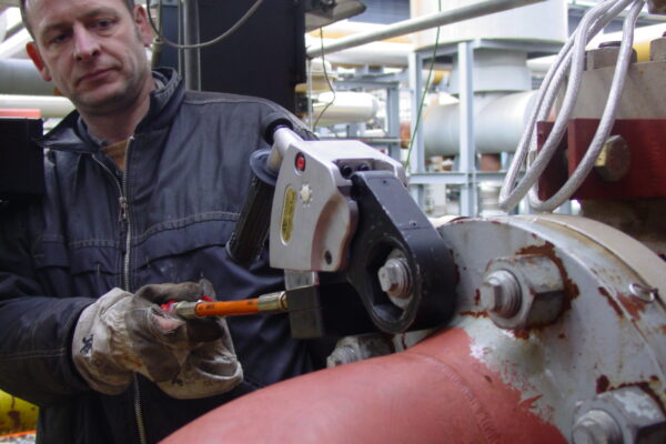 DSC01808 Arbeiter mit Plarad Hydraulikwerkzeug