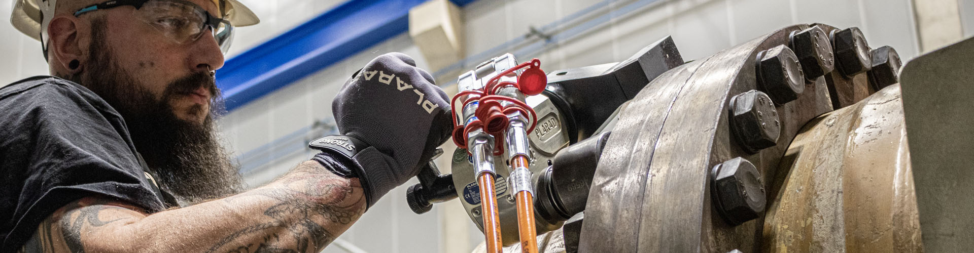 Ein Techniker mit Plarad-Hydraulikwerkzeug an einer großen Industriemaschine
