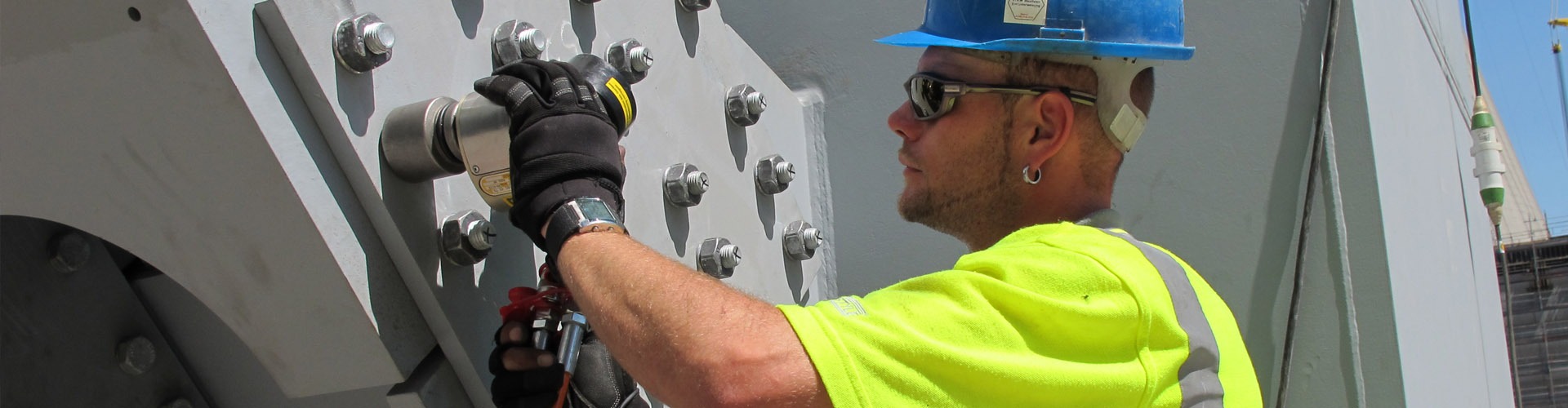 Arbeiter verwendet ein Plarad Hydraulikwerkzeug