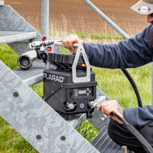 akkupumpe_test Zu sehen ist ein Arbeiter, der eine Hydraulikpumpe von Plarad bedient.