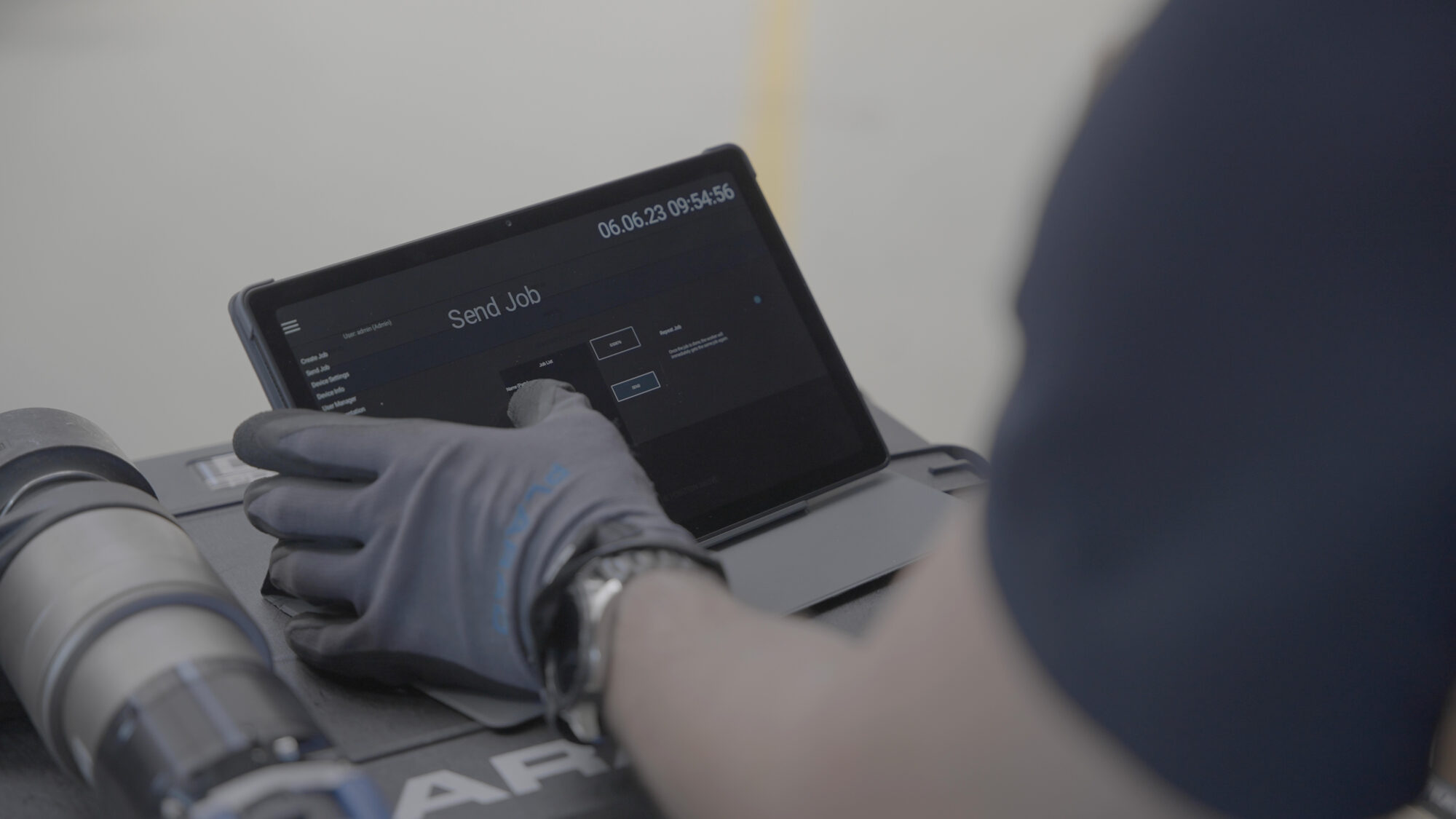 DA2_docu_1 Arbeiter mit Tablet neben einem elektrischen Drehmomentschrauber von Plarad.