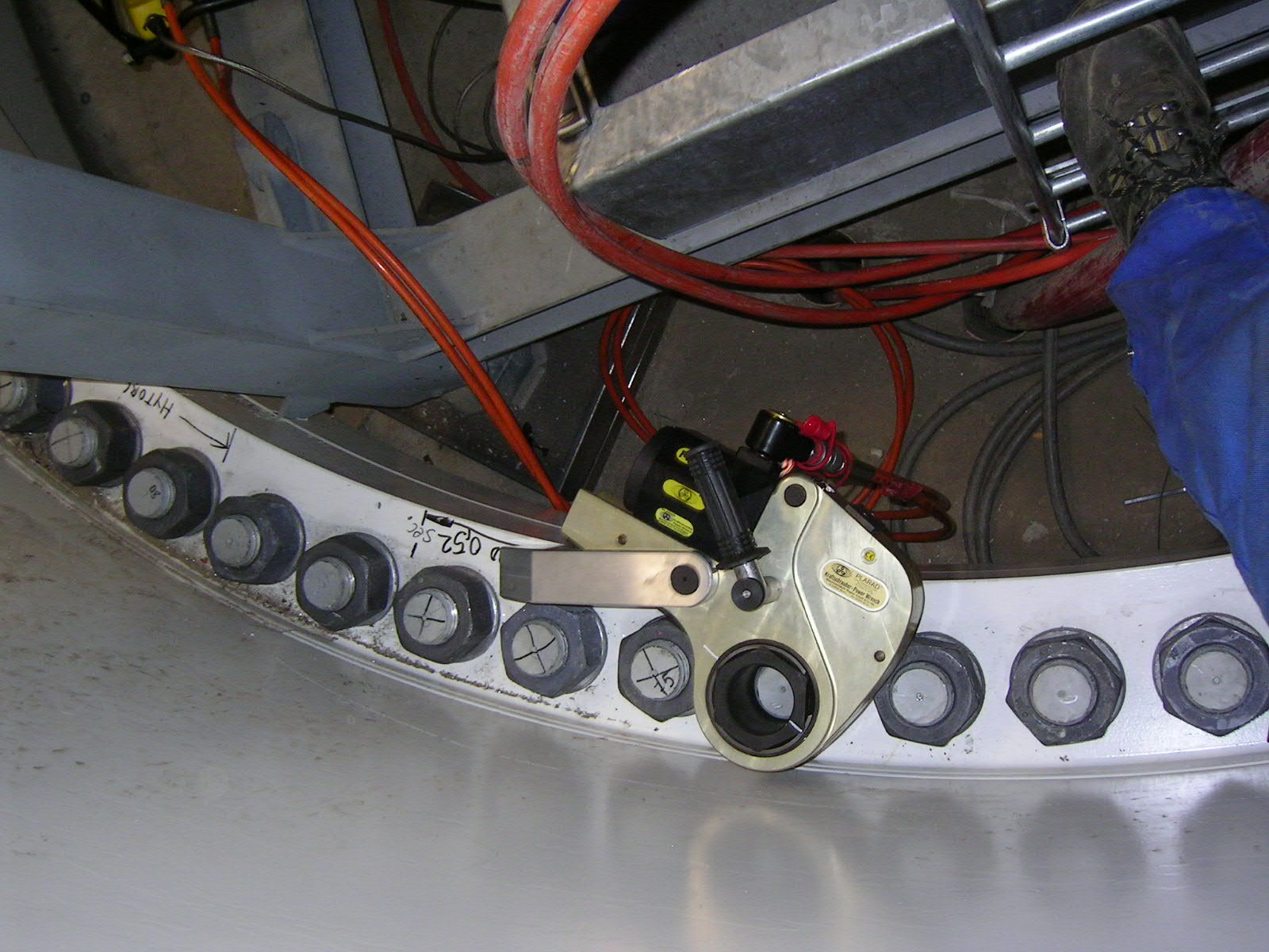 Zu sehen ist ein hydraulischer Drehmomentschrauber im Einsatz.