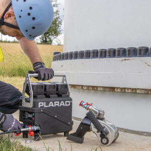 IMG_6680_ret_DINA4 Zu sehen ist ein Arbeiter, der eine Plarad Hydraulikpumpe bedient.