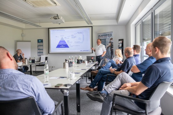 Schulung einer Gruppe Menschen zum Thema Schraubtechnik