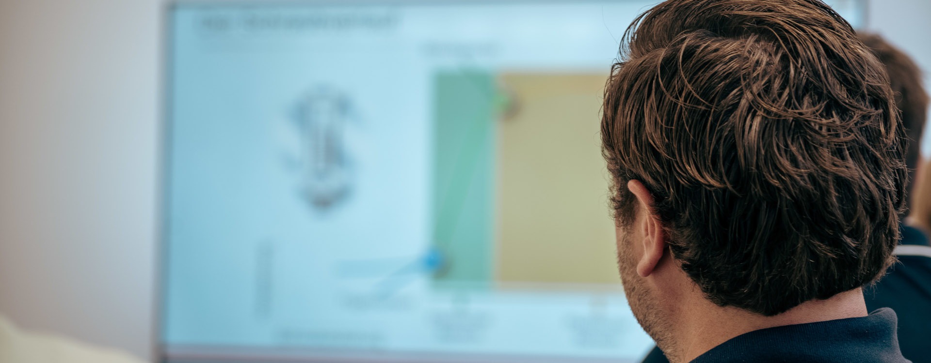 Mitarbeiter bei einer Schraubtechnik Schulung mit Präsentation