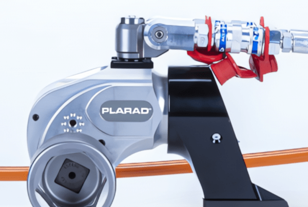 The hydraulic torque nutrunner featuring an orange cable and Plarad branding.