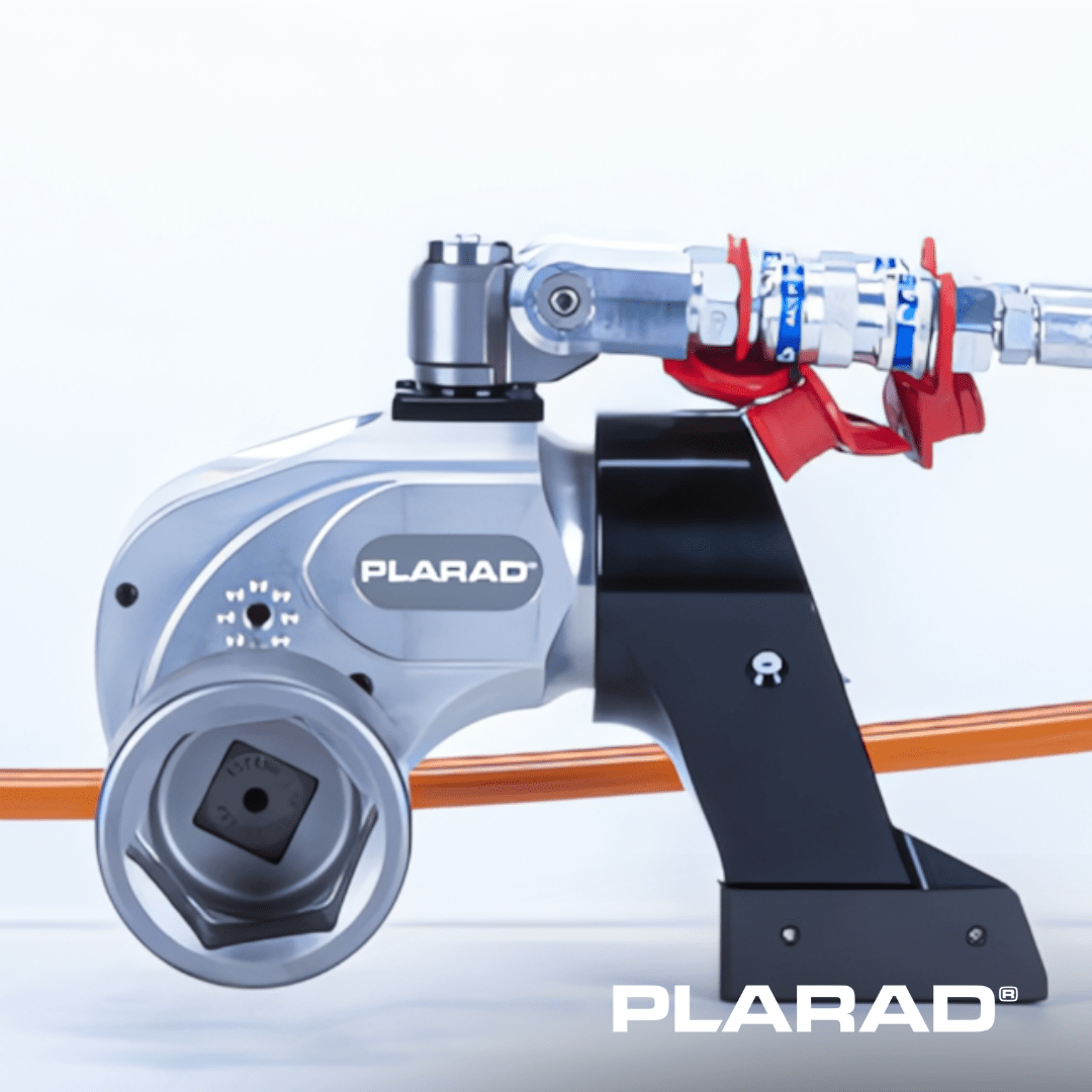 The hydraulic torque nutrunner featuring an orange cable and Plarad branding.