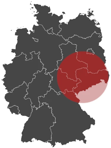 Map of Germany with a red circle emphasizing the eastern central region, where Plarad ensures service rund um die Uhr through its weltweites Vertriebsnetz.